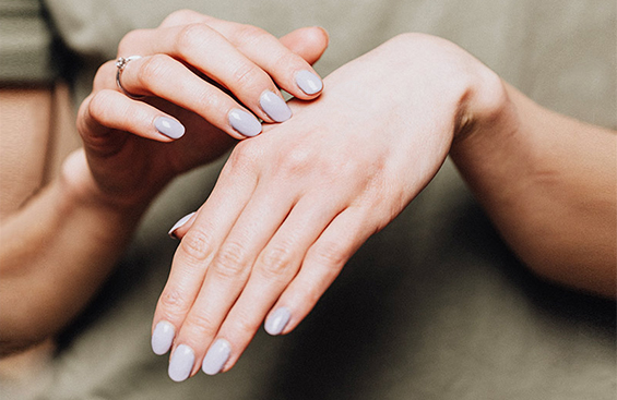 Explore the charm of glitter nail art and create charming fingertips style